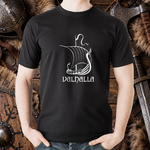 Koszulka-Valhalla-tło-drewno
