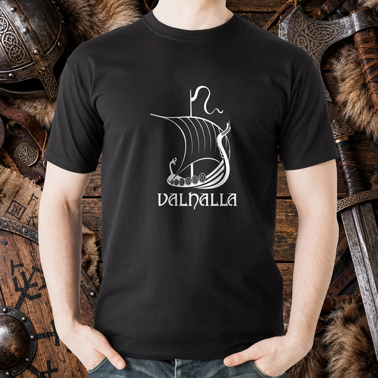 Koszulka-Valhalla-tło-drewno