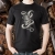 Koszulka-Loki-Bóg-Chaosu-tło-Kamień