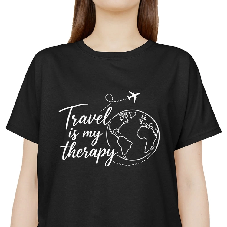 Kobieta-Koszulka-Czarna-Travel-is-my-therapy