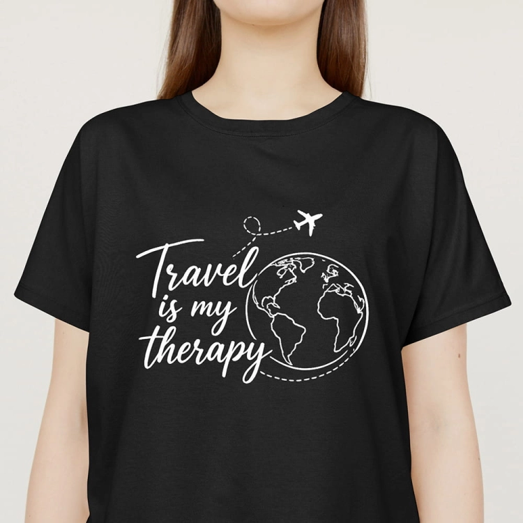 Kobieta-Koszulka-Czarna-Travel-is-my-therapy