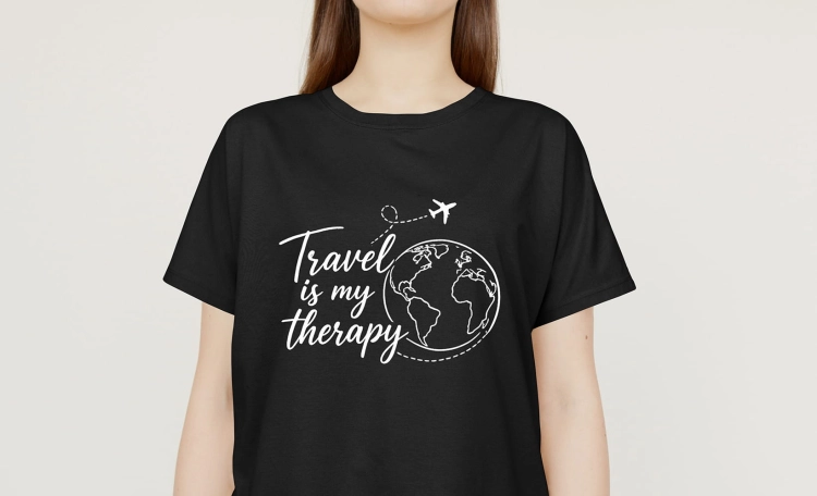 Kobieta-Koszulka-Czarna-Travel-is-my-therapy